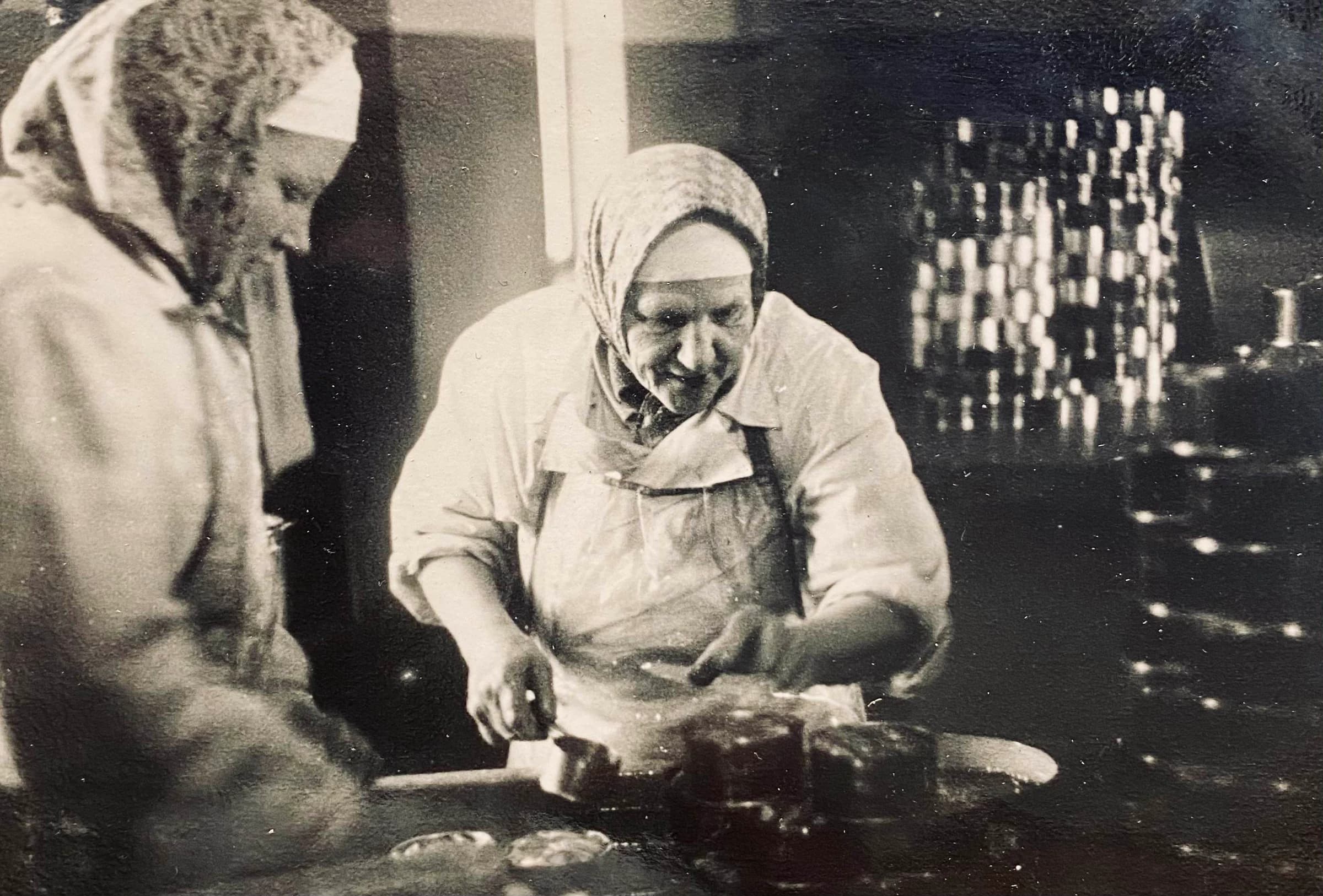 Zivju produktu ražošanas speciālisti strādā Engurē 1954. gadā